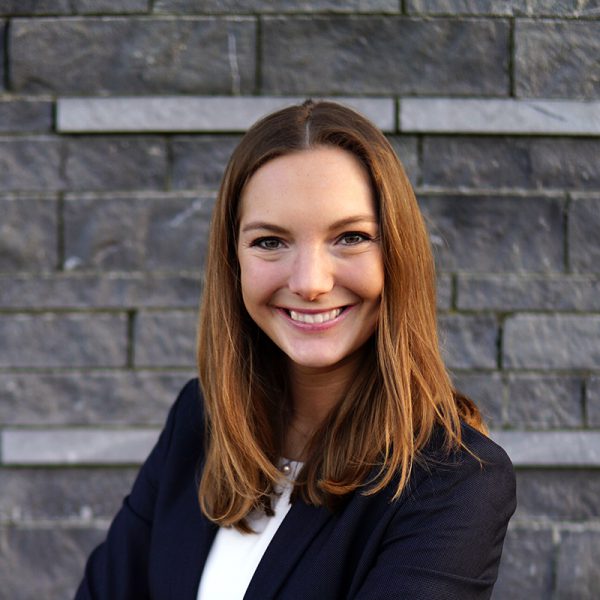 Marina-Luitjens-Portrait-Mauer-800px